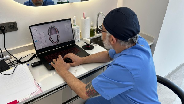 Diş Hekimliğinde Yapay Zeka: Anlamlı Gülüşlerin Dijital Tasarımcısı Mehmet Doğan Ateş ile Özel Röportaj